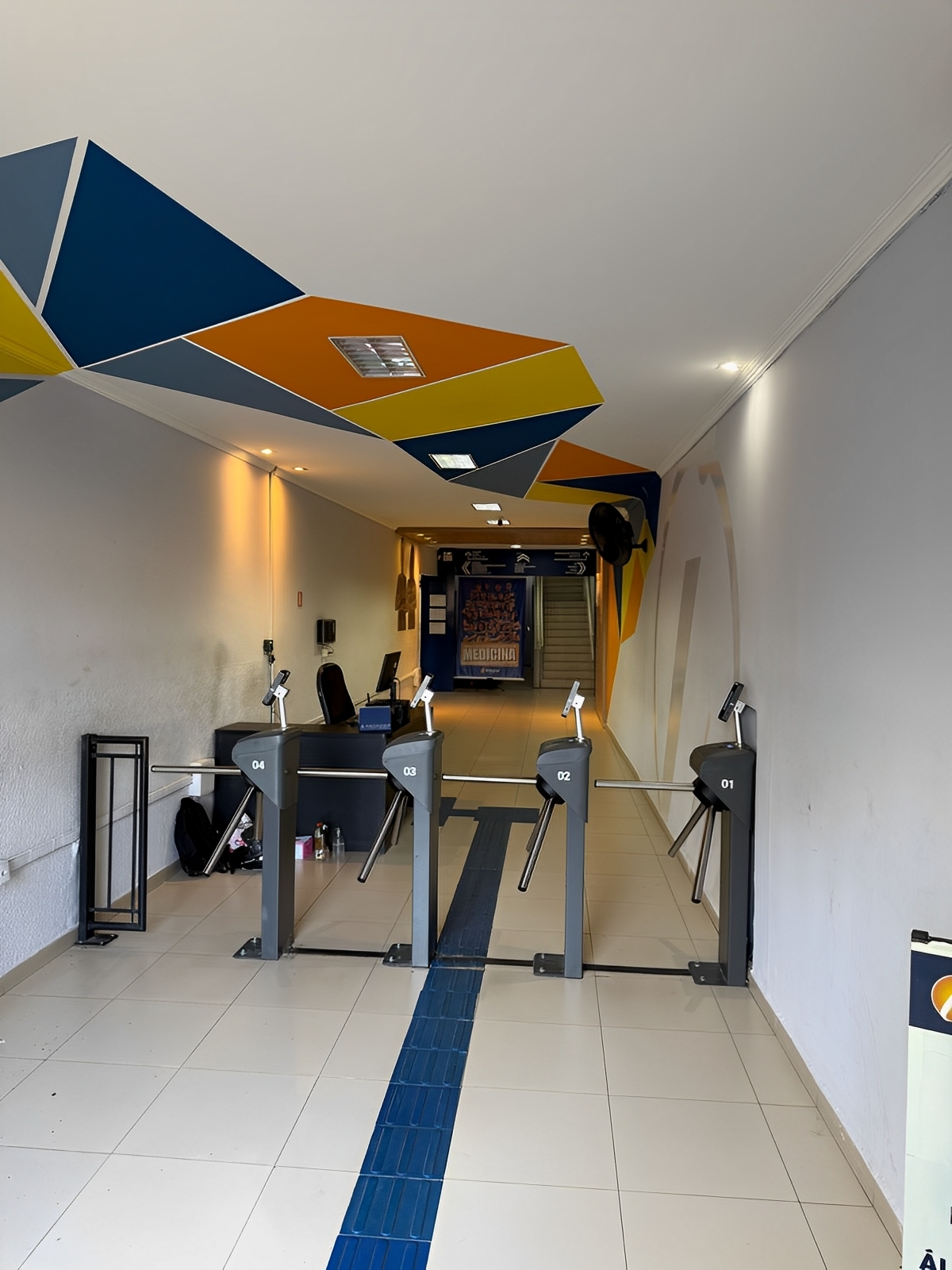 Entrada do Colégio Integral com controle de acesso
