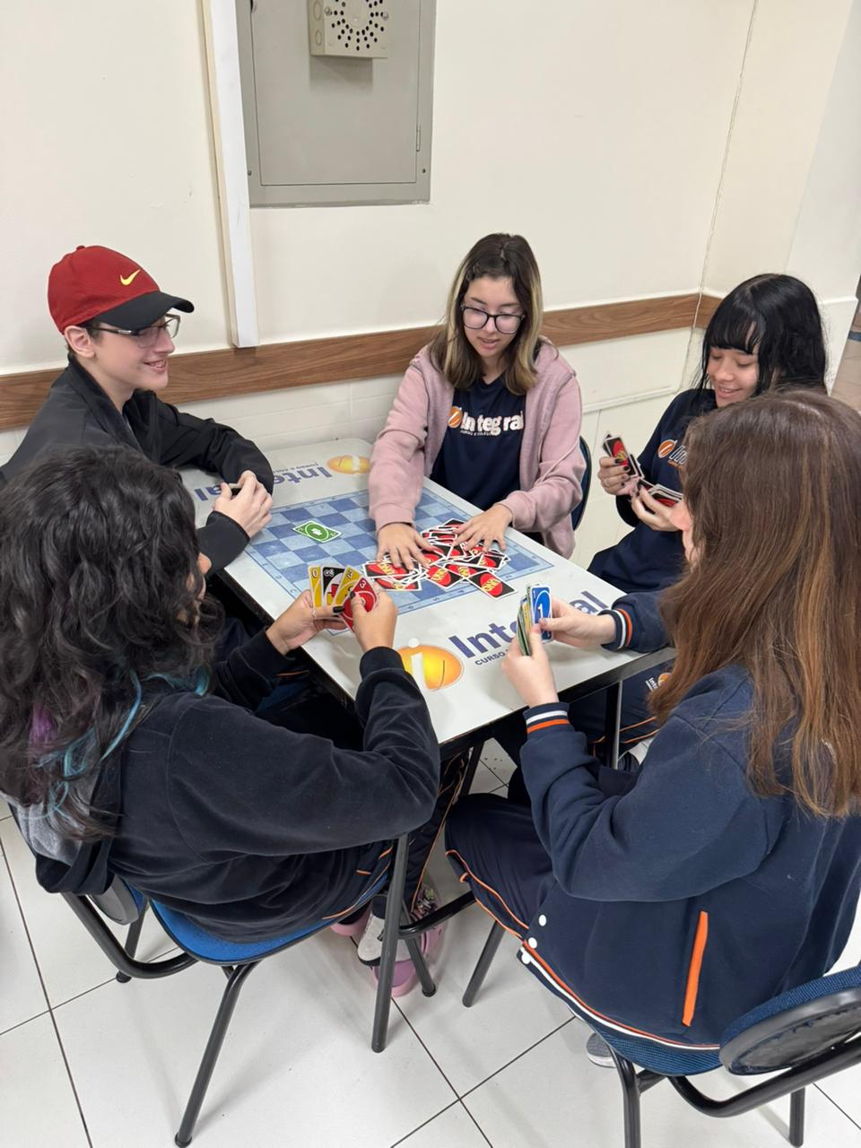 Alunos nos espaços de convivência do Colégio Integral