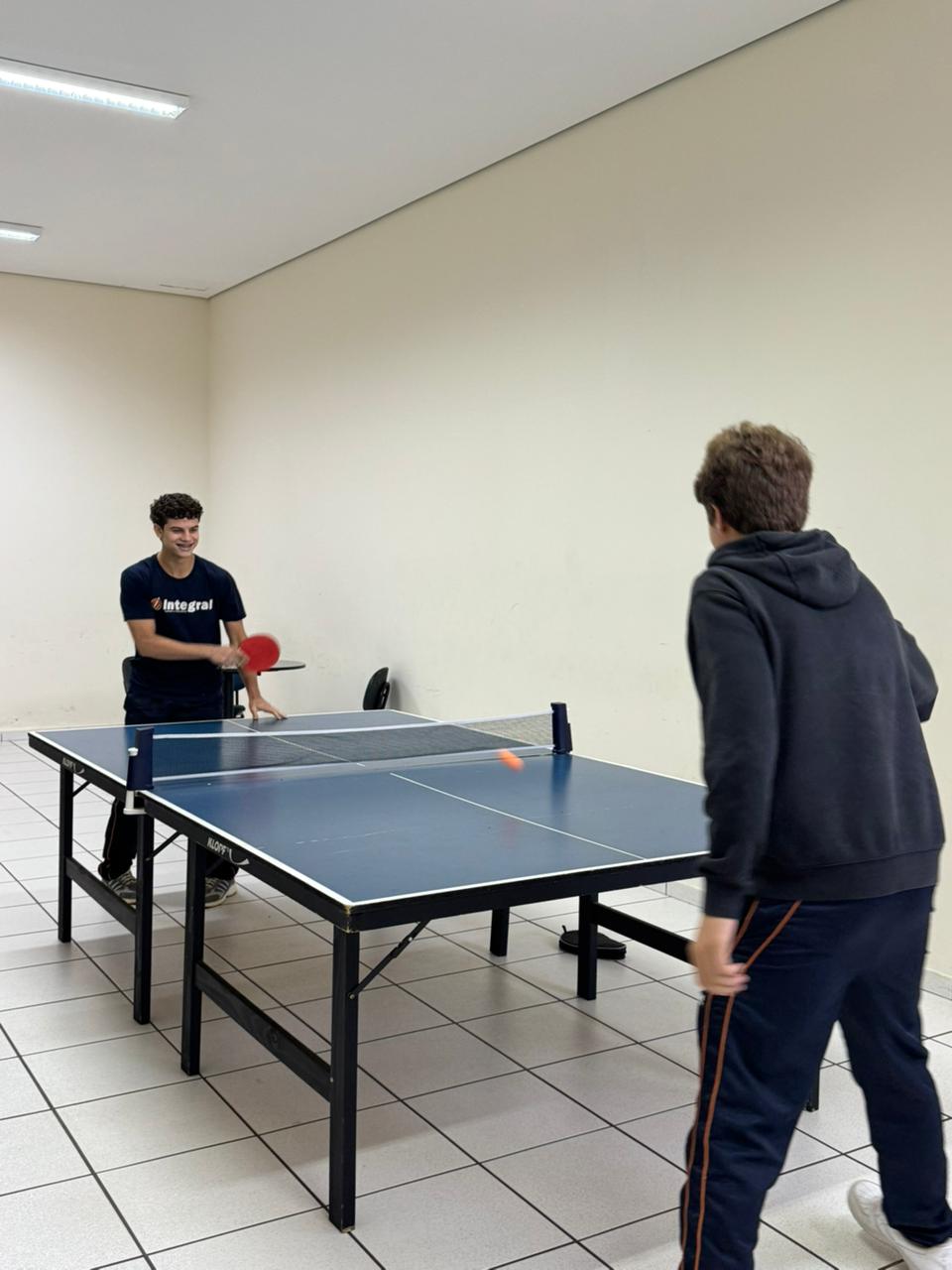 Espaço de convivência com tênis de mesa